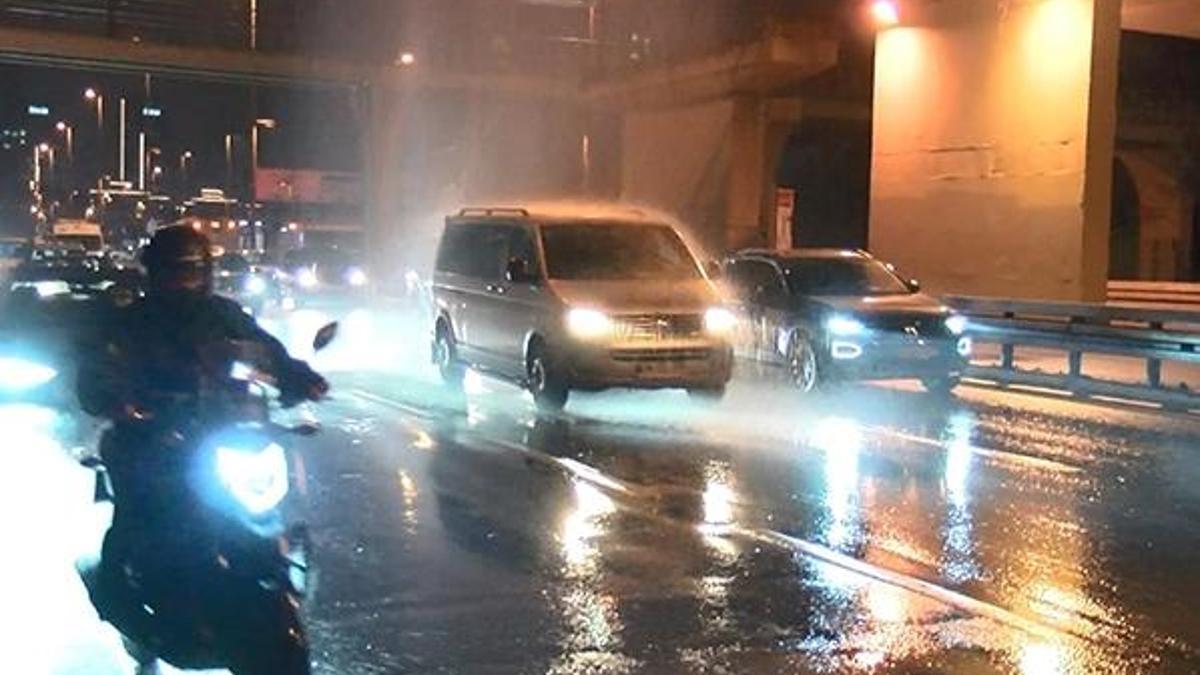 Şaşırtan görüntü! Sürücüler zor anlar yaşadı...
