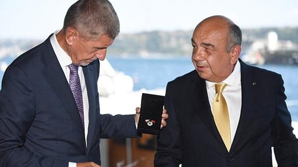 Çek liyakat madalyası verildi!