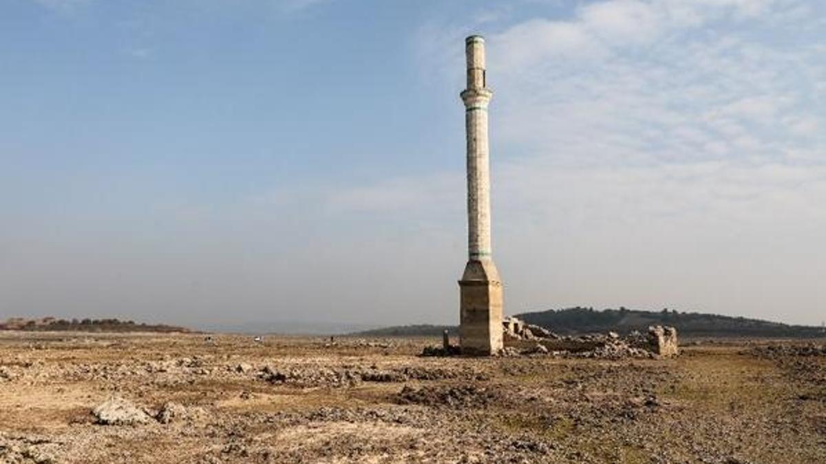 İzmir'de baraj suları altında kalan köyün kalıntıları ortaya çıktı