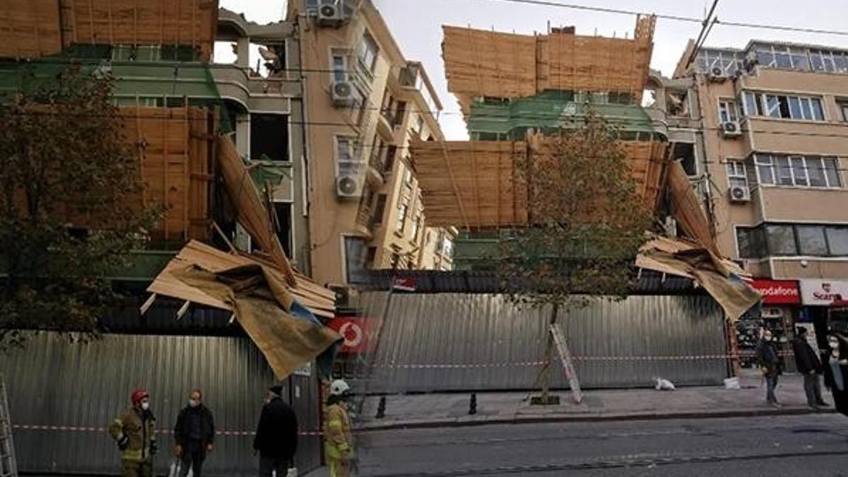 İstanbul'da bina yıkımında tahta iskelede çökme!