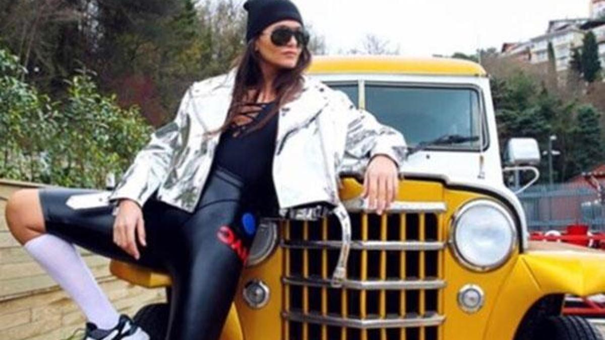 Eda Taşpınar'dan araba pozu