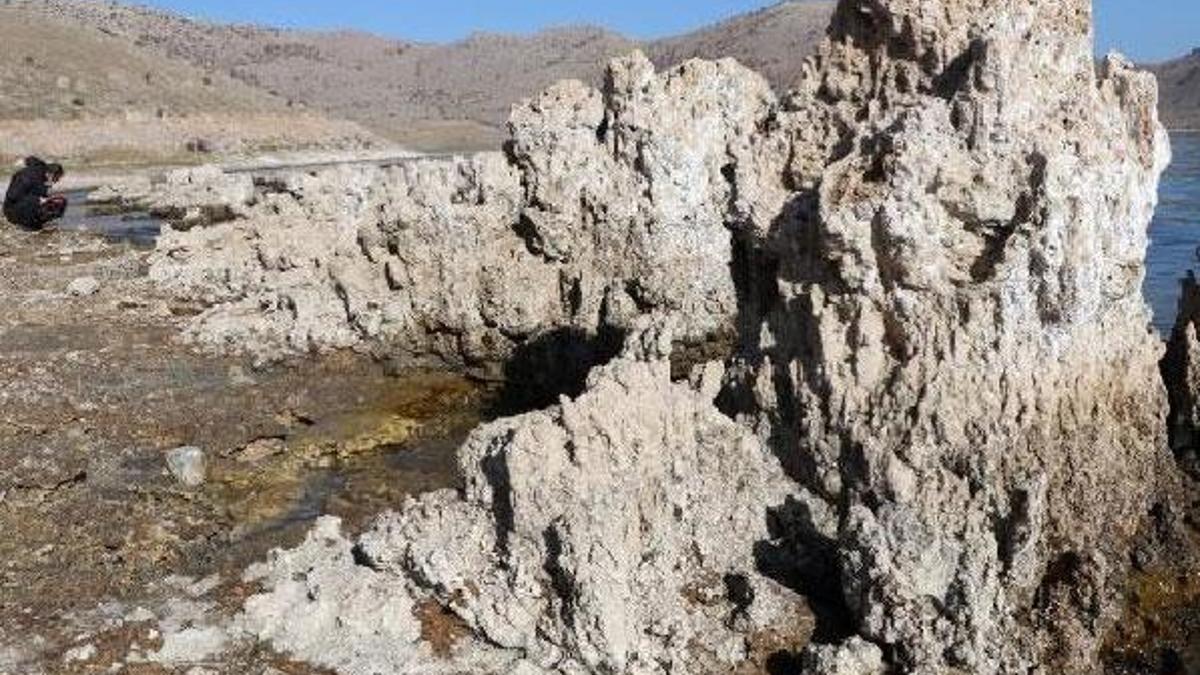 Van Gölü çekilince gün yüzüne çıktı!