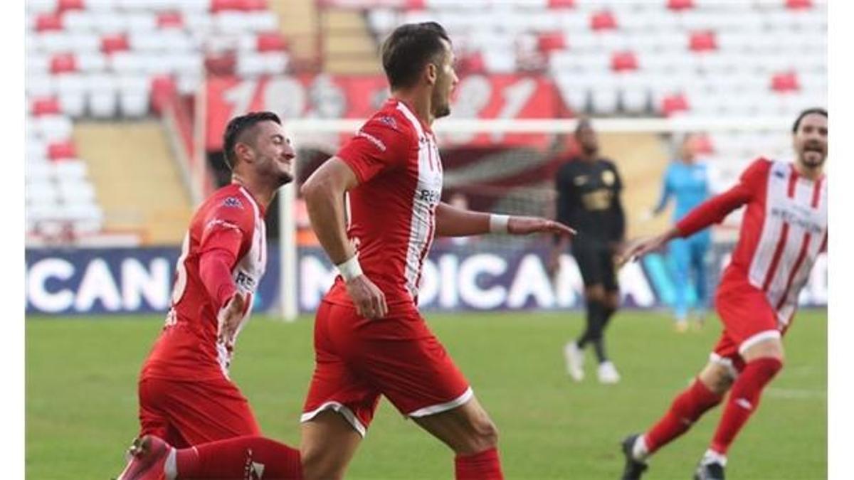 Ersun Yanal'dan ilk galibiyet