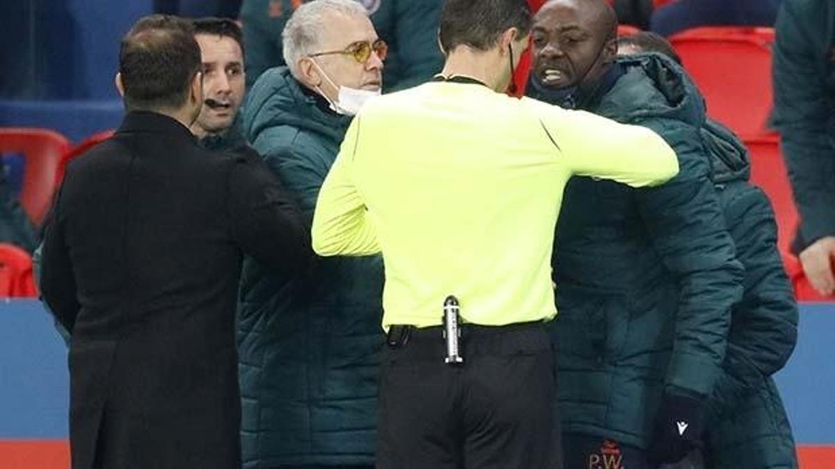 Paris Saint-Germain-Başakşehir maçında hakem skandalı! İki takım sahadan çekildi...