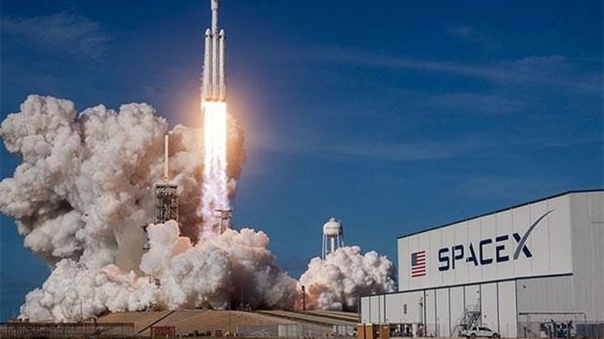 SpaceX'in test ettiği uzay mekiği iniş sırasında patladı