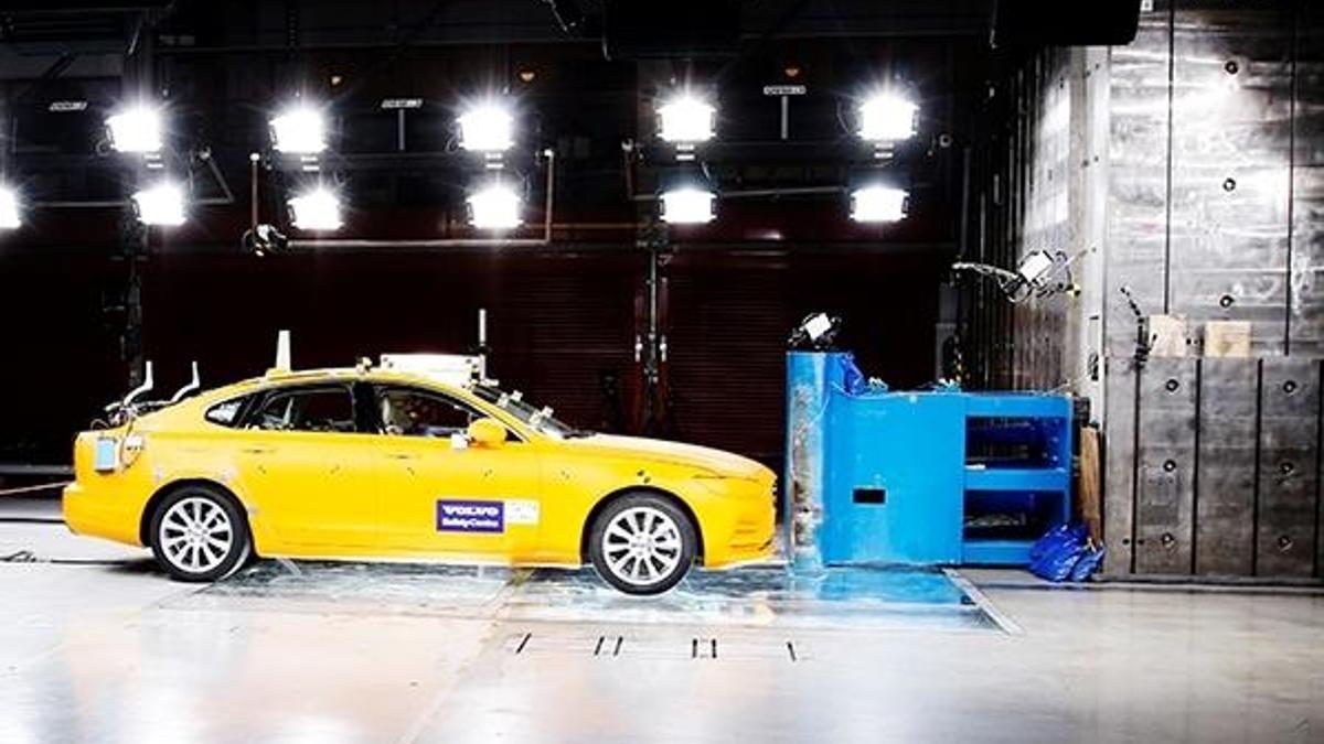 Volvo 20 yıldır otomobillerini çarptırıyor!
