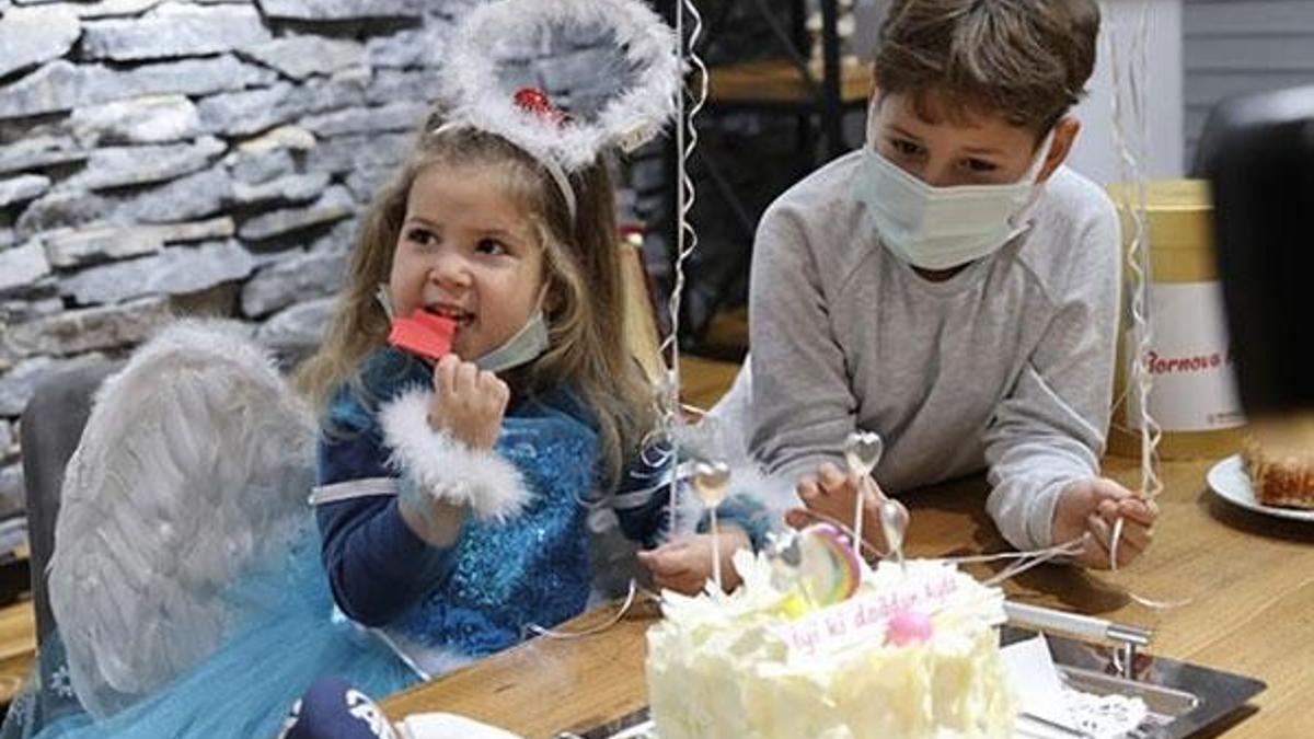İzmir depreminin sembol ismi Ayda'ya sürpriz doğum günü kutlaması