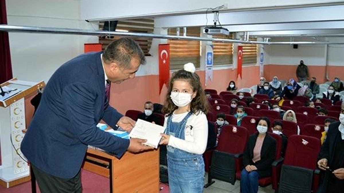 Eğitim Gönüllüleri Vakfı'ndan öğrencilere tablet desteği