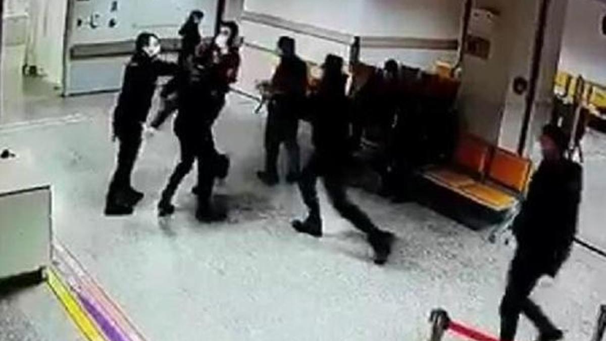 Samsun'da acil serviste korku dolu anlar! Elindeki bıçakla doktora...
