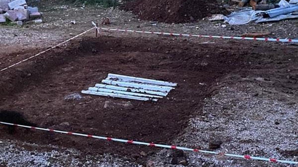 Çocuklar top oynarken tarihi mezar buldu!