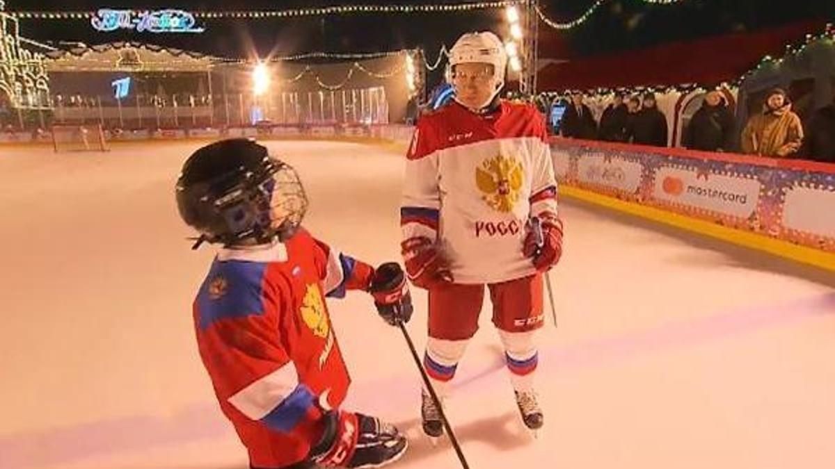 Yeni yıl dileği gerçek oldu: Putin, 9 yaşındaki çocukla buz hokeyi oynadı
