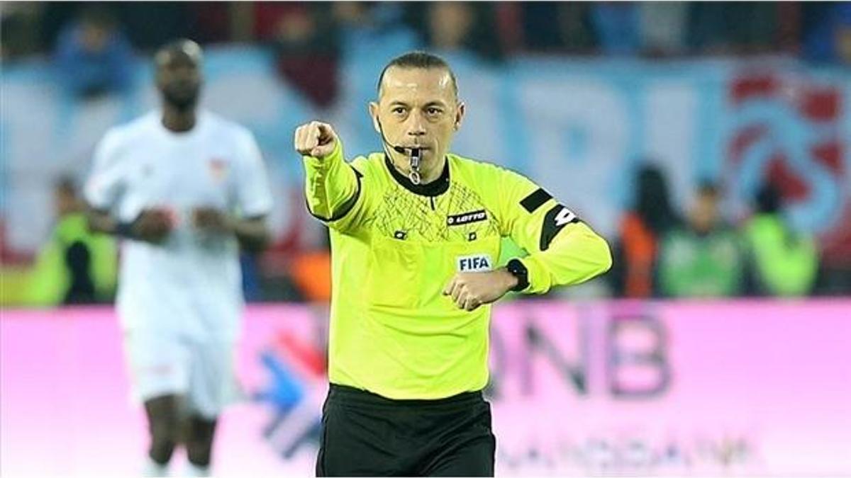 Fenerbahçe - Başakşehir maçında Cüneyt Çakır VAR!