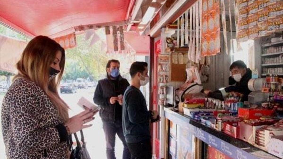 Herkesin umudu oldu! Adana'nın 'Nimet Ablası' şehir dışına kargo ile bilet gönderiyor
