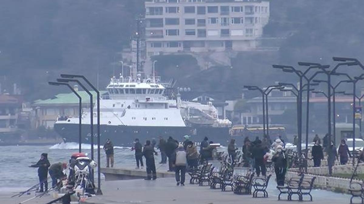 Rus askeri gemileri peş peşe İstanbul Boğazı'ndan geçti