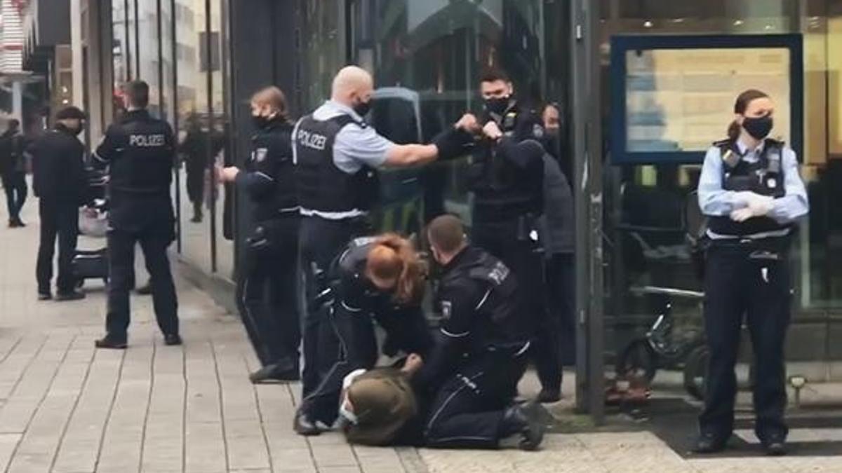 Almanya'da başörtülü kadına polis şiddeti! İnfial yarattı...