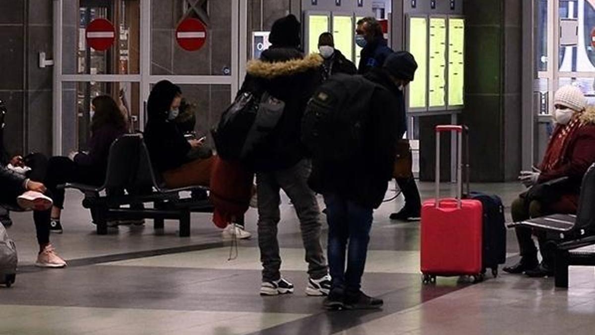 ABD, İngiltere'den gelen tüm yolculara negatif Kovid-19 testi şartı
