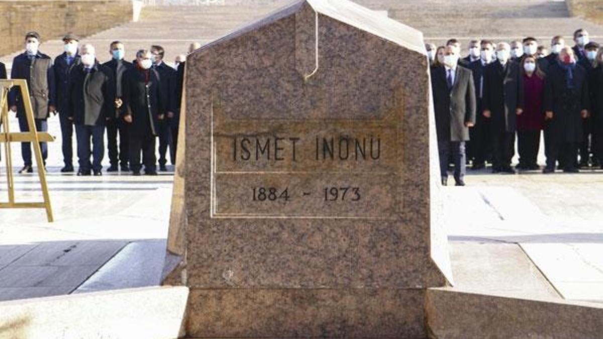 İsmet İnönü, mezarı başında anıldı
