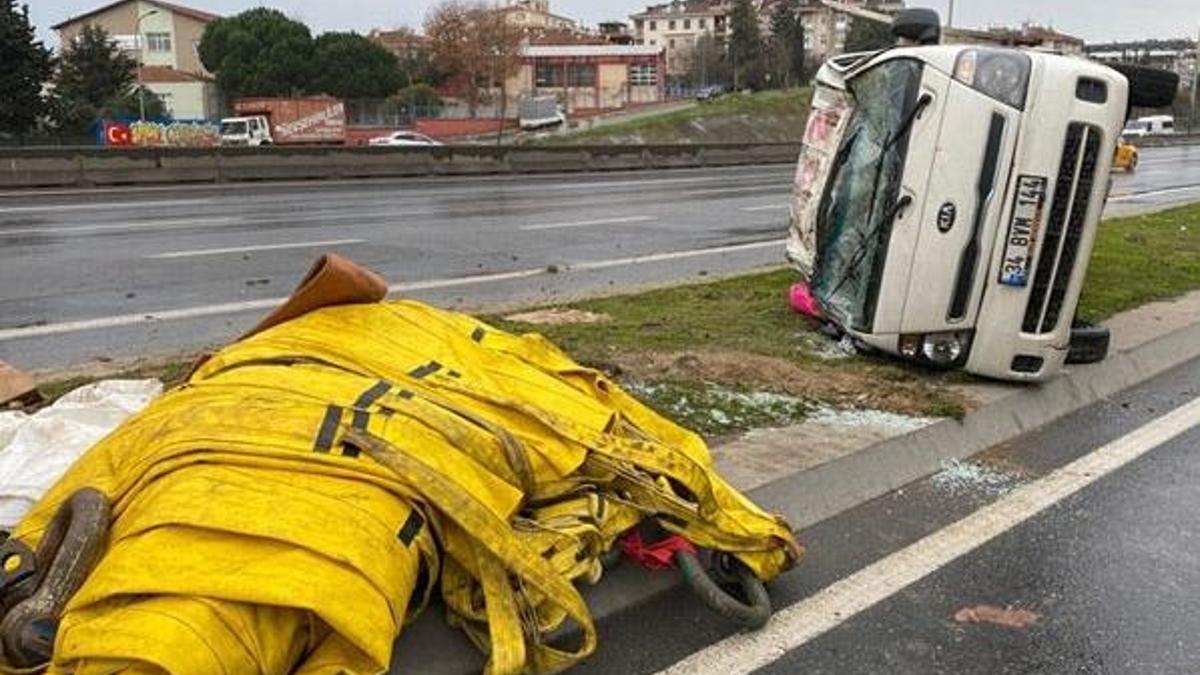 Maltepe D-100 Karayolu'nda kamyonet devrildi