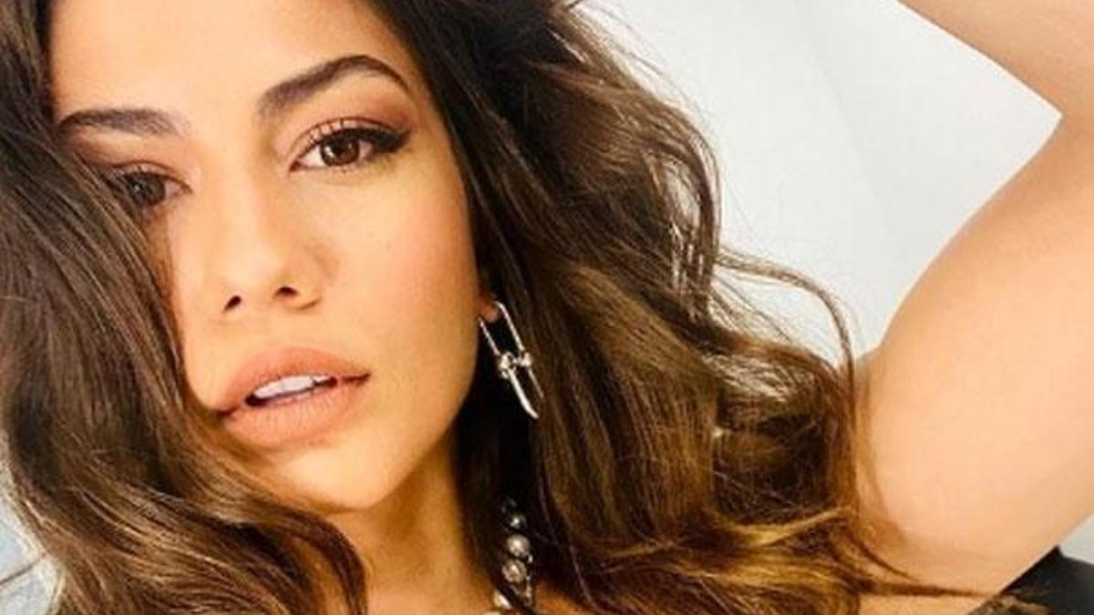 Demet Özdemir ev pozuyla dikkat çekti!