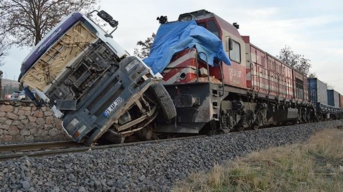 Elazığ'da tren, kamyona çarptı: 5 yaralı