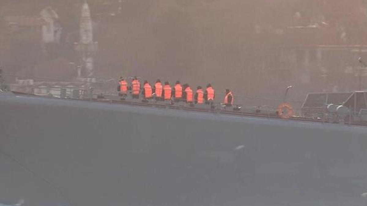 Rus savaş gemisi İstanbul Boğazı'ndan geçti! Tek sıra halinde dizildiler
