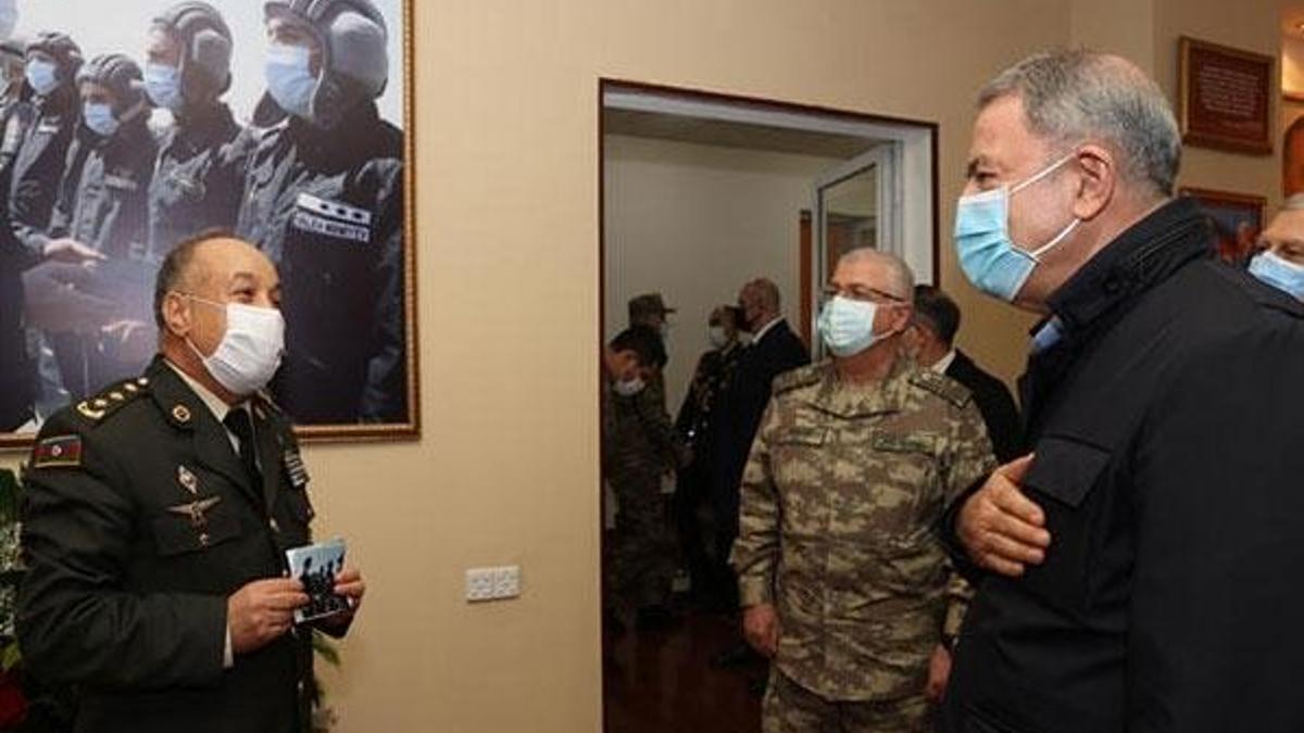 Bakan Akar'ın Bakü ziyaretine damga vuran fotoğraf