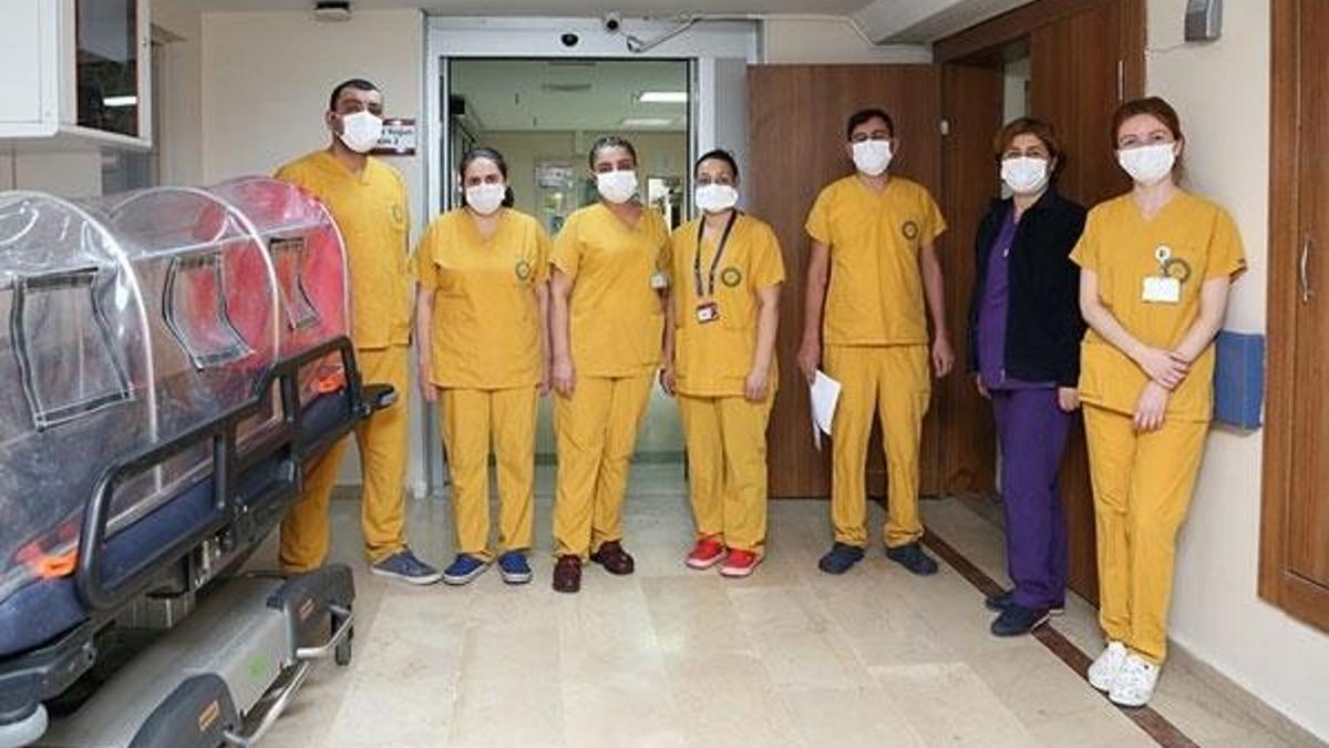 Yoğun bakım nöbetindeki sağlık çalışanları vatandaşların yeni yılı kutladı