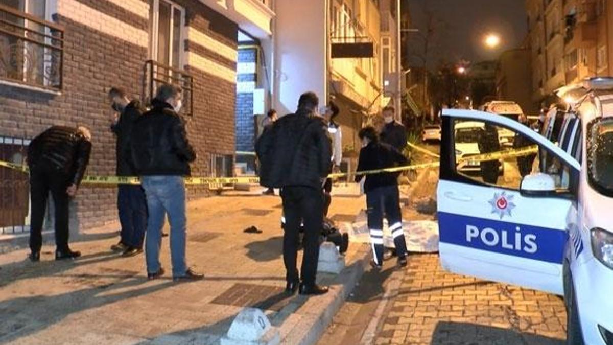Üsküdar'da yalnız yaşayan genç evinin önünde ölü bulundu