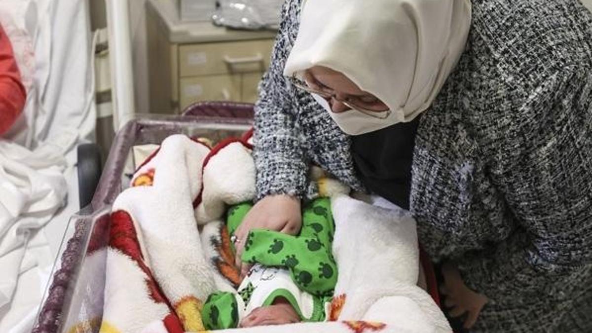 Bakan Selçuk'tan yeni yılın ilk bebeklerine ziyaret