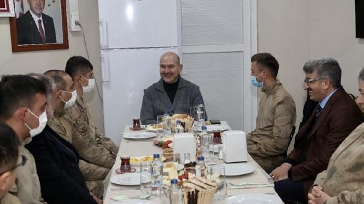 Bakan Soylu, yılın ilk kahvaltısını geceyi geçirdiği üs bölgesindeki askerlerle yaptı