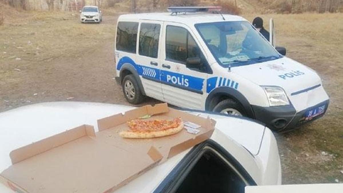 Çaldıkları arabada pizza yerken yakalandılar!