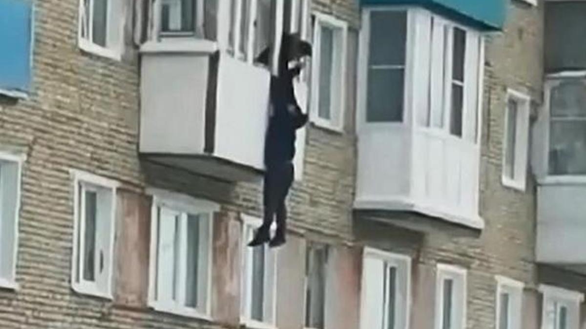Balkondan sarkarak evden kaçmaya çalıştı! Evli kadınla yasak aşk...