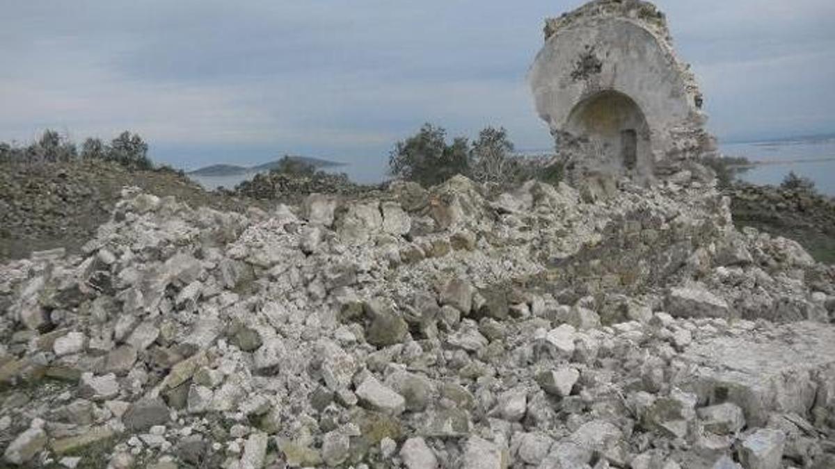 250 yıllık manastır şapeli defineci kazıları nedeniyle yıkıldı