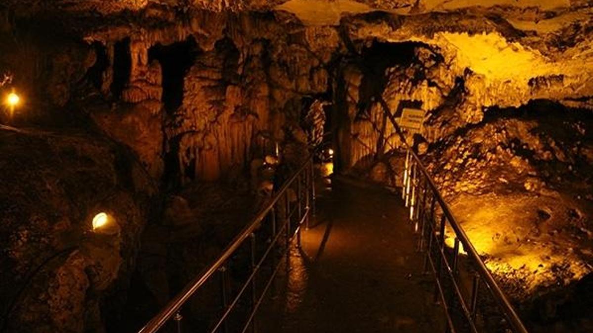 Sarkıt ve dikitleriyle dikkat çeken Ballıca Mağarası'na 64 bin ziyaretçi
