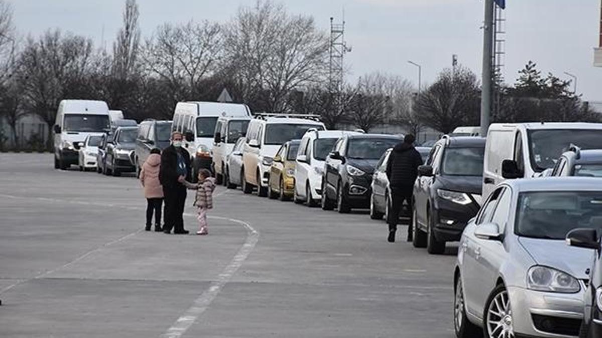 Kapıkule'de, Bulgar turistler uzun araç kuyruğu oluşturdu