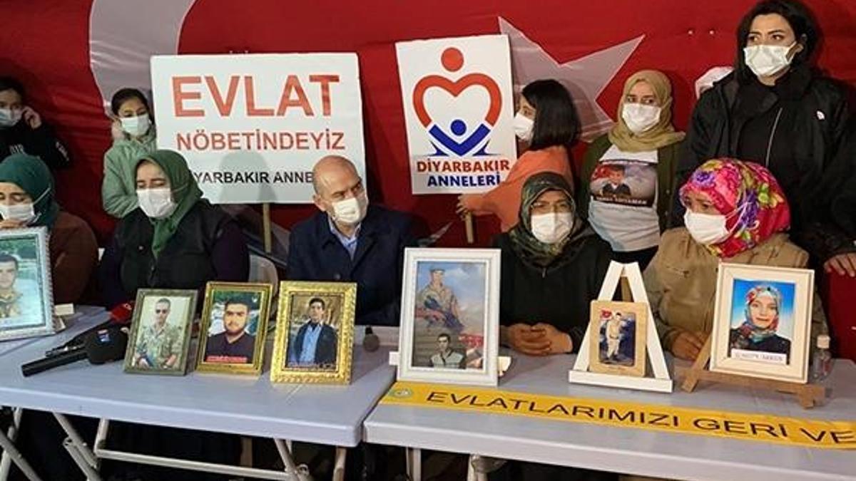 Bakan Soylu'dan HDP önünde evlat nöbetindeki ailelere ziyaret