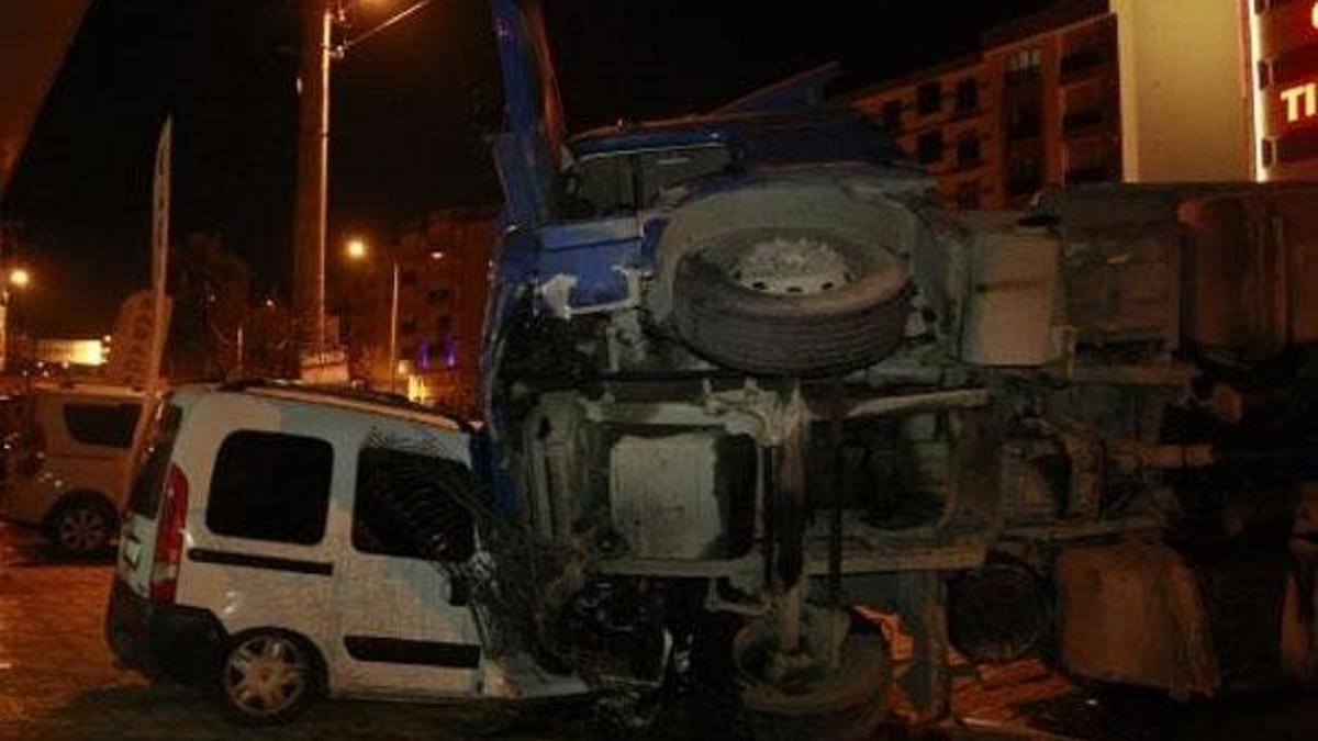 TIR bariyerleri aşıp, galeriye daldı!