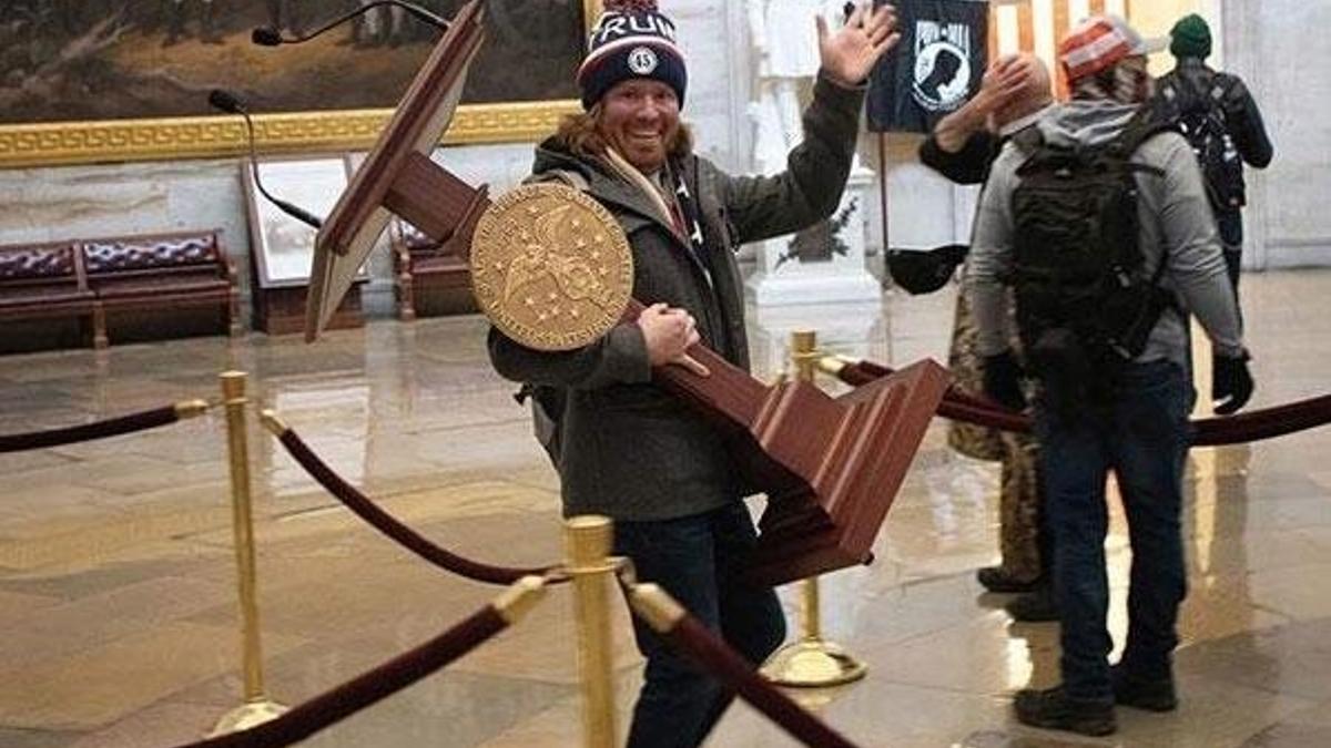 ABD'de Nancy Pelosi'nin kürsüsünü çalan gösterici yakalandı
