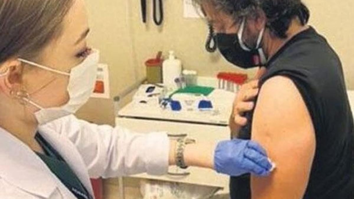 Ünlü şarkıcı Fettah Can aşı gönüllüsü oldu