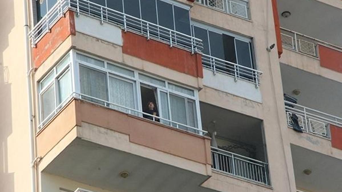 Bayrak töreninde İstiklal Marşı'na evlerinin balkonundan eşlik ettiler