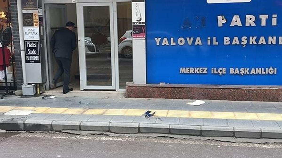 Yalova AK Parti İl Başkanlığı binasına saldırı!