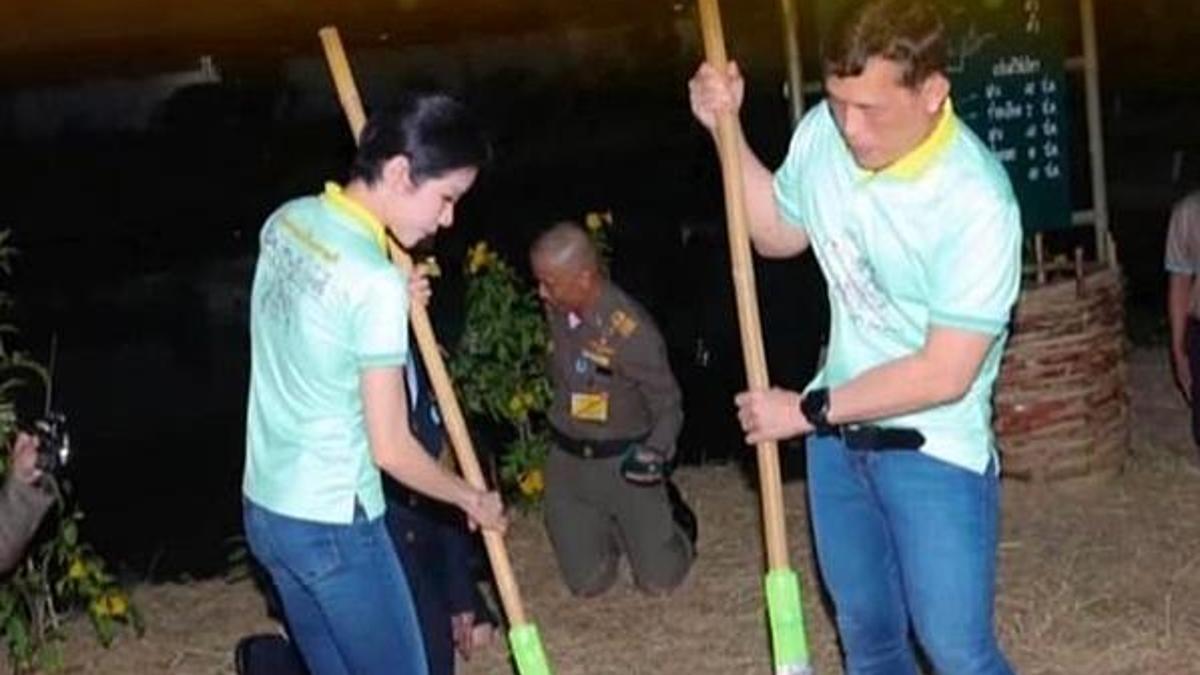 Tayland Kralı Vajiralongkorn elinde süpürgeyle cezaevini süpürdü