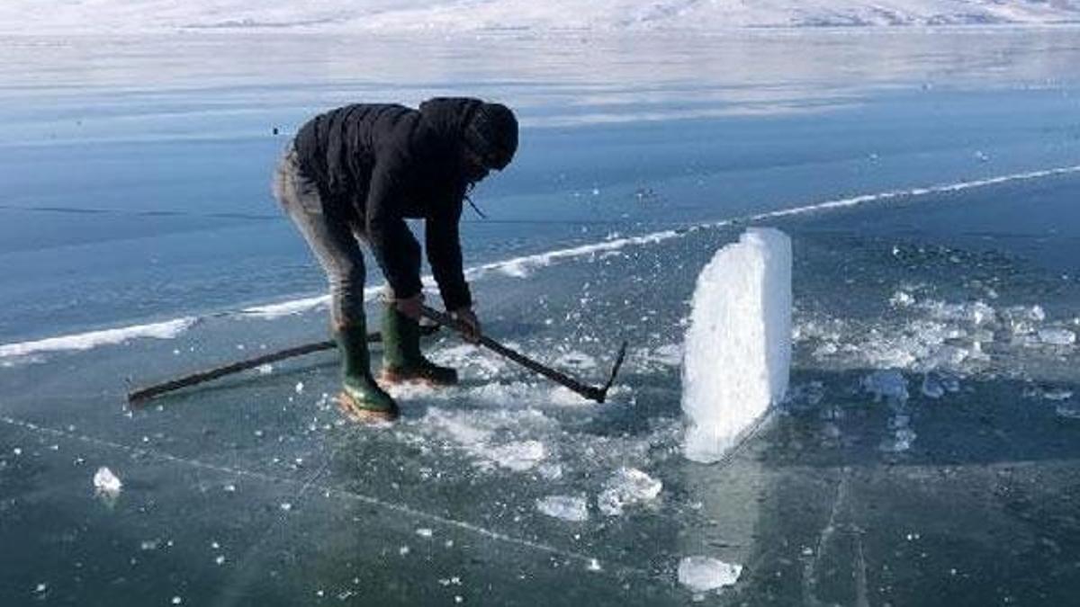 Çıldır Gölü'nde ailecek Eskimo usulü balık avı