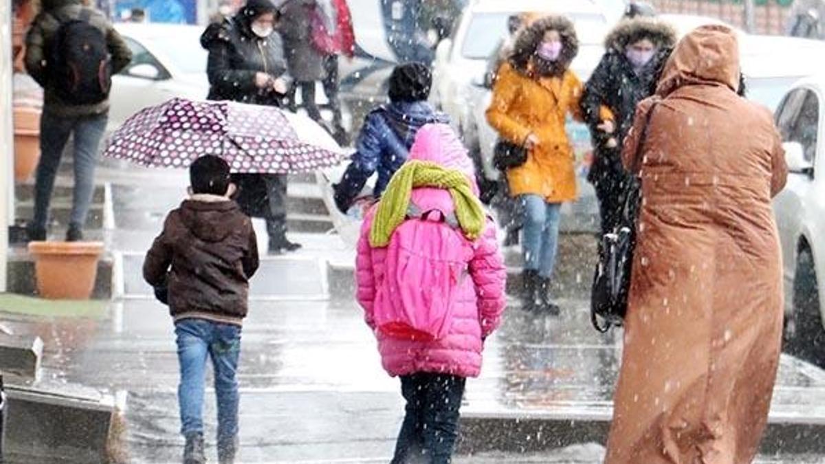 Erzurum'da kar bekleyenler yağan yağmur ile şaşkına döndü...