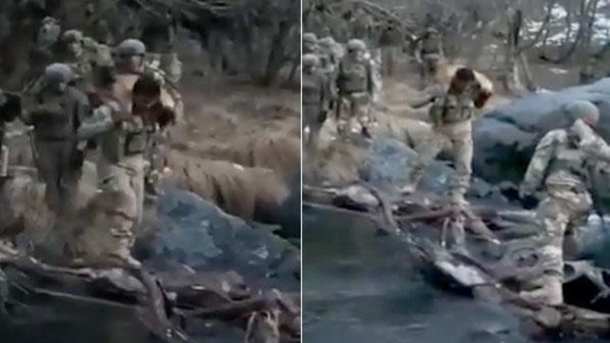 Mehmetçik, nehirden karşıya geçerken köpeğini omzunda taşıdı