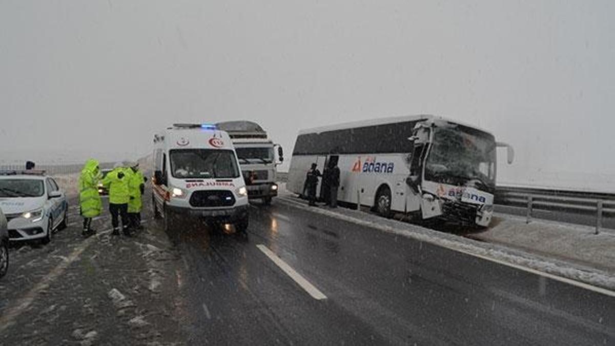 Kayganlaşan yolda yan yatan minibüsteki 11 kişi yaralandı