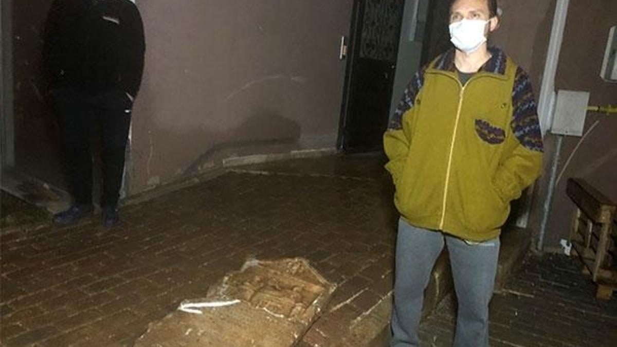 Balkondan inşaat çalışmasını izlerken fark etti! Eve getirip yıkayınca...