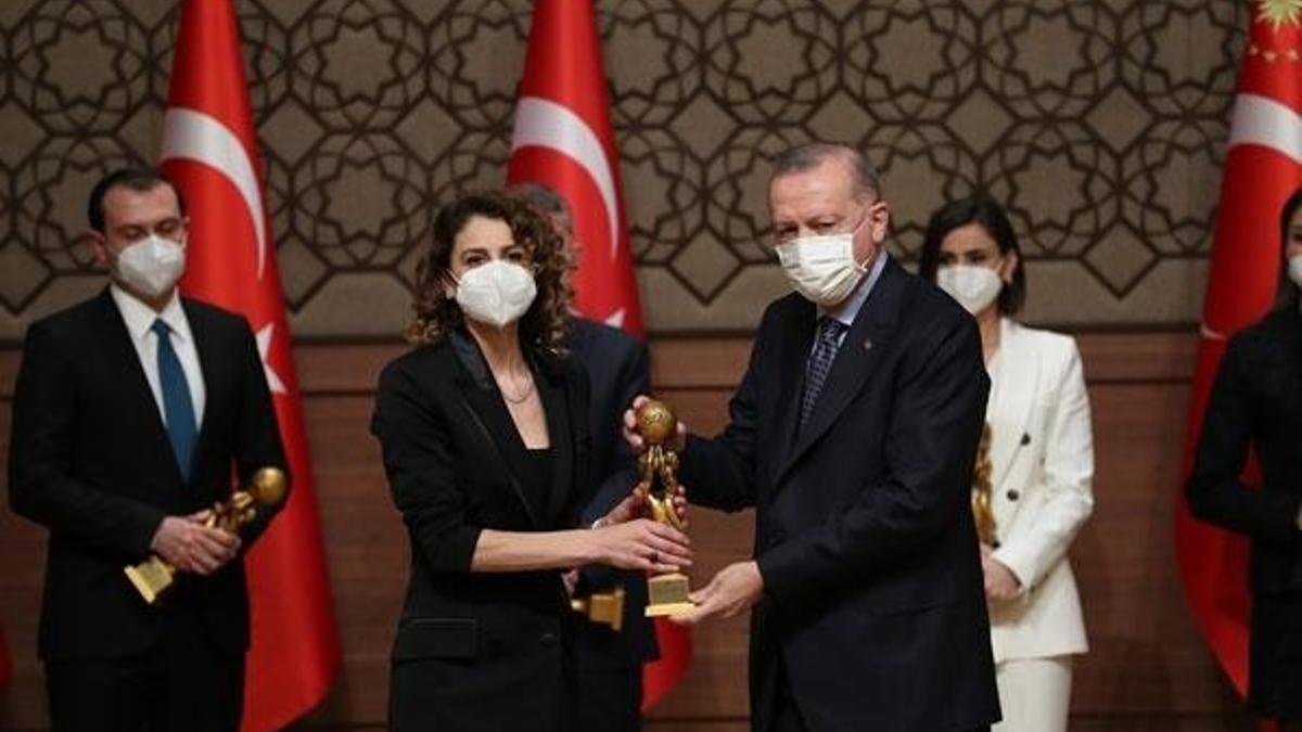 Yılın Kadın Oyuncusu Ebru Özkan oldu!