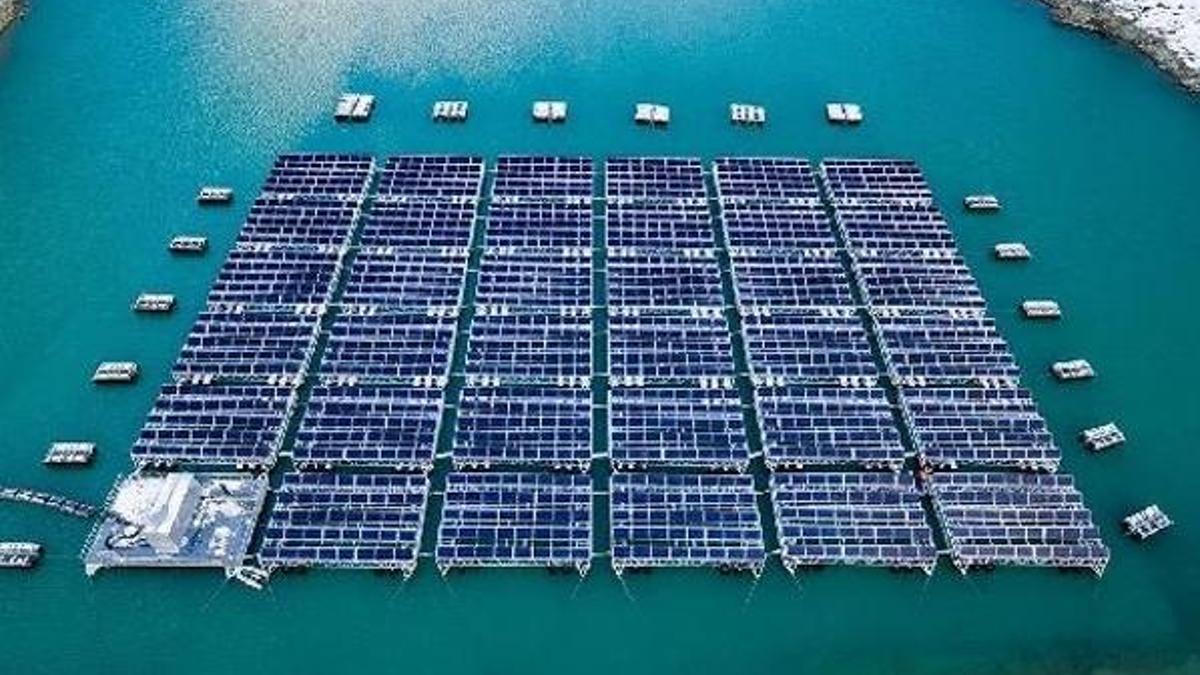 Dünyanın ilk yüksek rakımlı yüzer güneş enerjisi Alpler'de devreye girdi