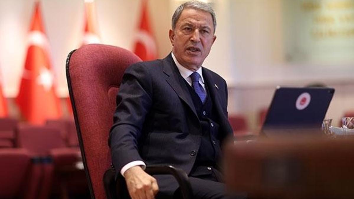 Bakan Akar, İngiliz mevkidaşı Wallace'la görüştü